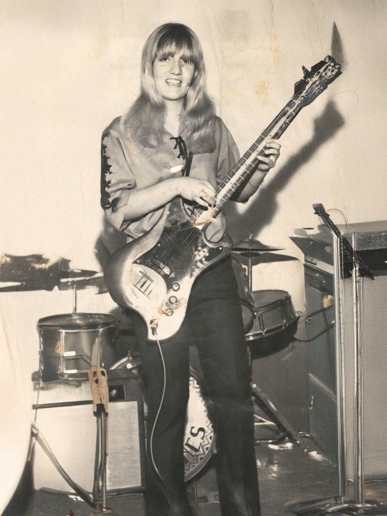 Pioneira: A baixista Maria, da banda Cheyennes, em rara foto do grupo, formado por cinco garotas ainda em 1966 na cidade de Taguatinga. (Foto: Danilo Jairo da Cruz) 